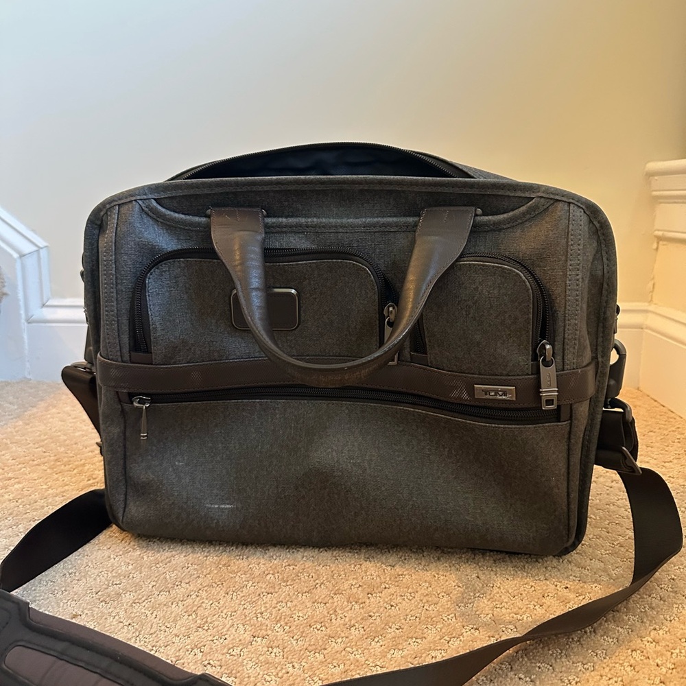 Tumi Alpha 2 Expandable Organizer Computer Brief, Earl Grey